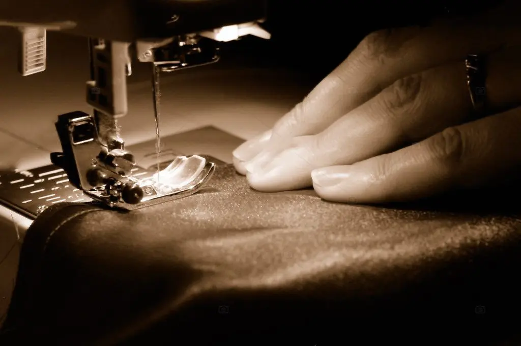 Szerelő helyszínen vizsgálja a varrógépet